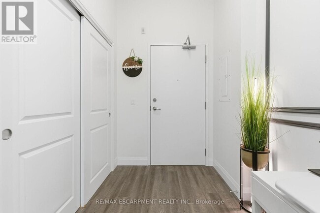 Photo du bâtiment - 1 Redfern Ave