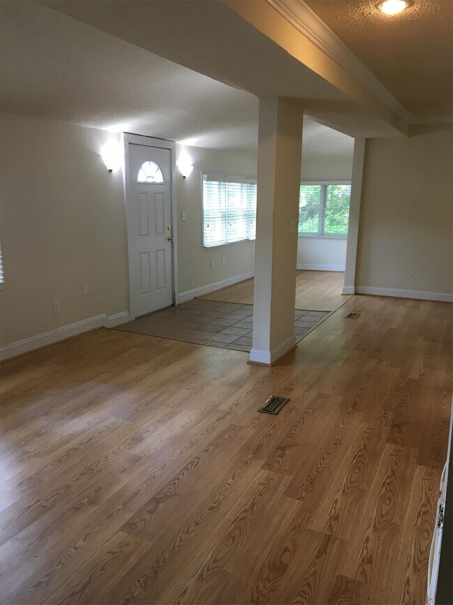 Building Photo - 208 Colonial Ave