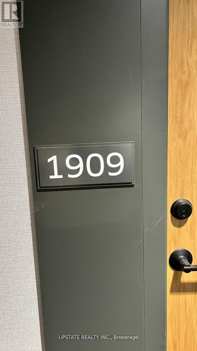 Photo du bâtiment - 2495 Eglinton Ave W