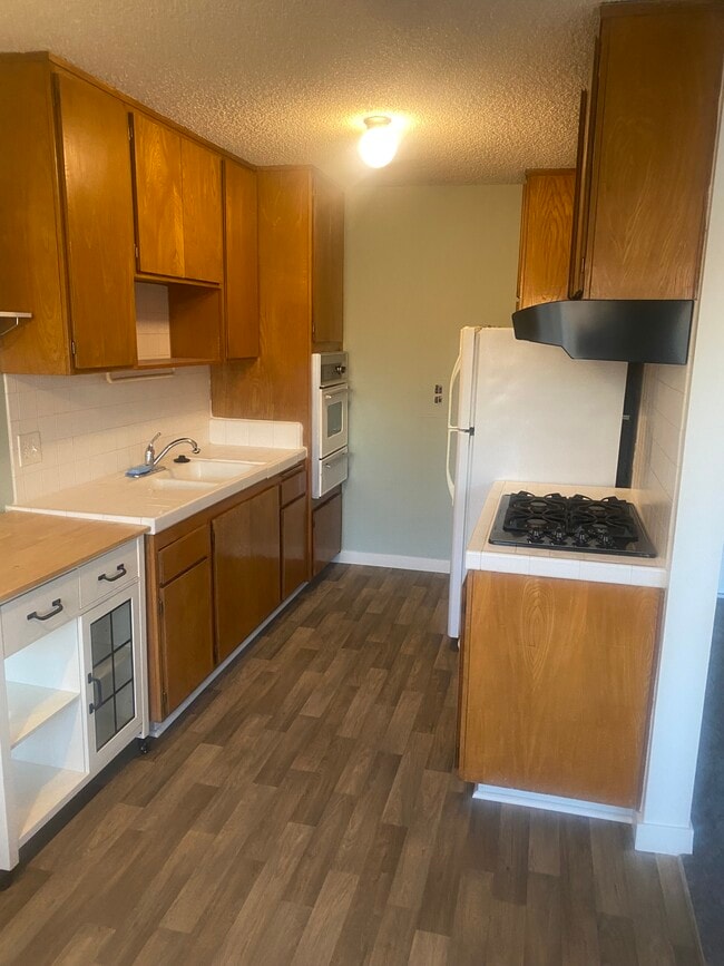#31 KITCHEN - Machado Towers