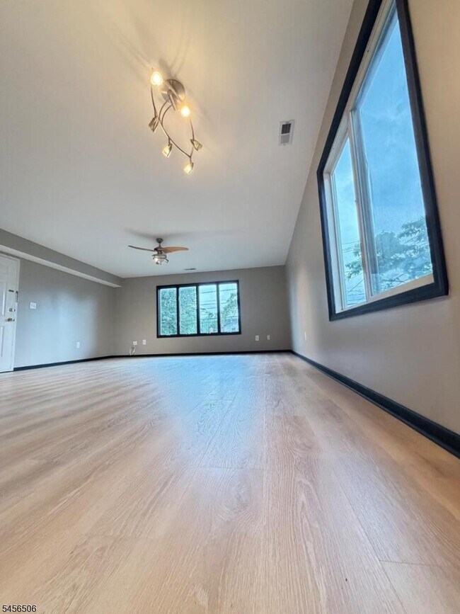 Foto del edificio - 226 Maple Ave