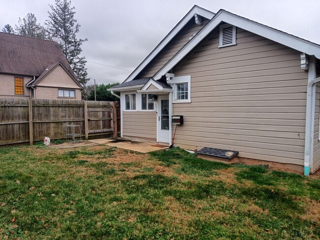 Foto del edificio - Gorgeous house walking distance from Biltmore Village available now!