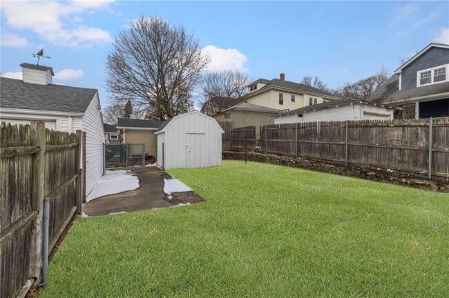 Building Photo - 33 Moorland Ave