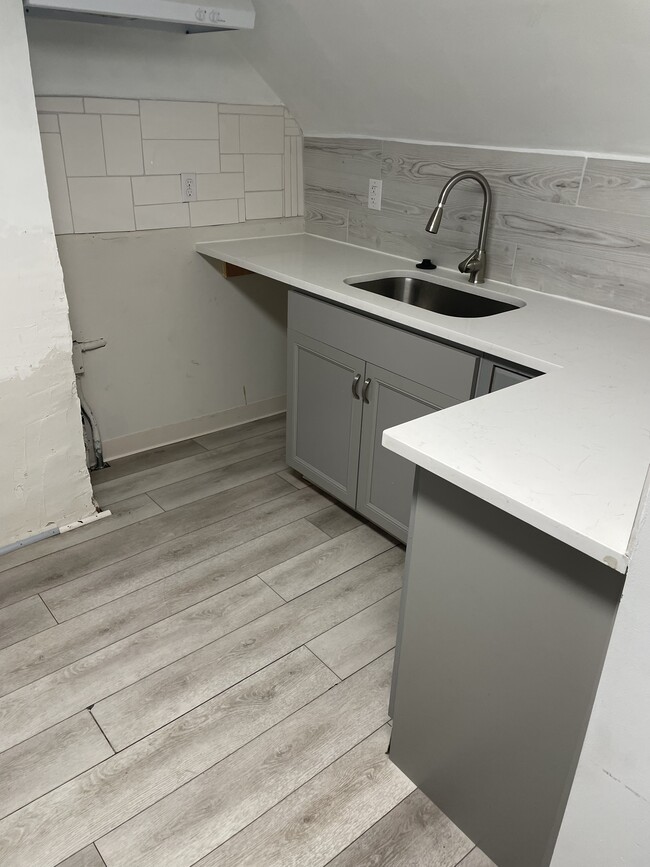 Building Photo - 76 Benham St