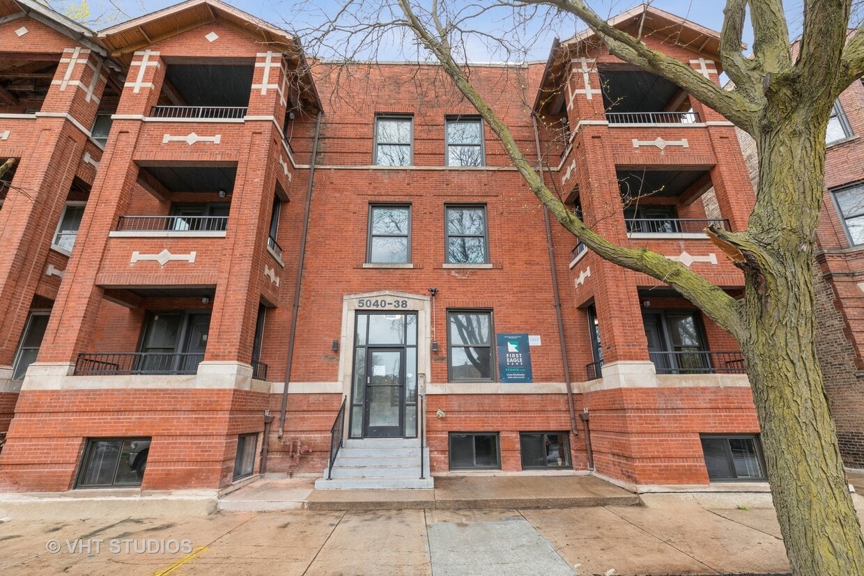 Foto principal - 5040 S St Lawrence Ave