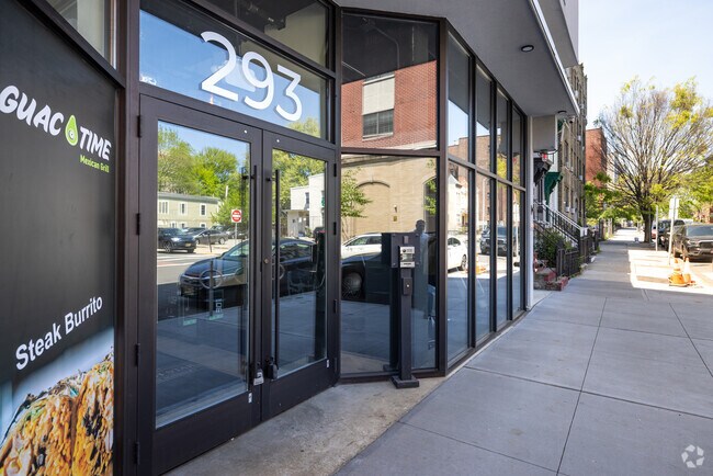 Entrada - The North Star Apartments