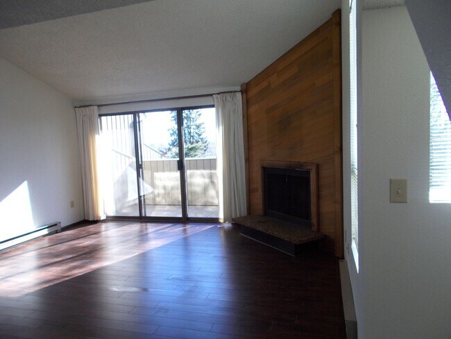 Building Photo - 2143 Eastview Pl