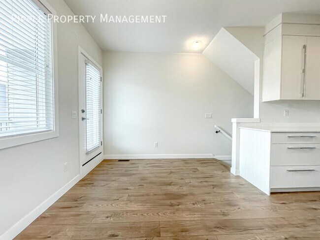 Photo du bâtiment - AMAZING 2 BEDS/ 2.5 BATHS TOWNHOUSE