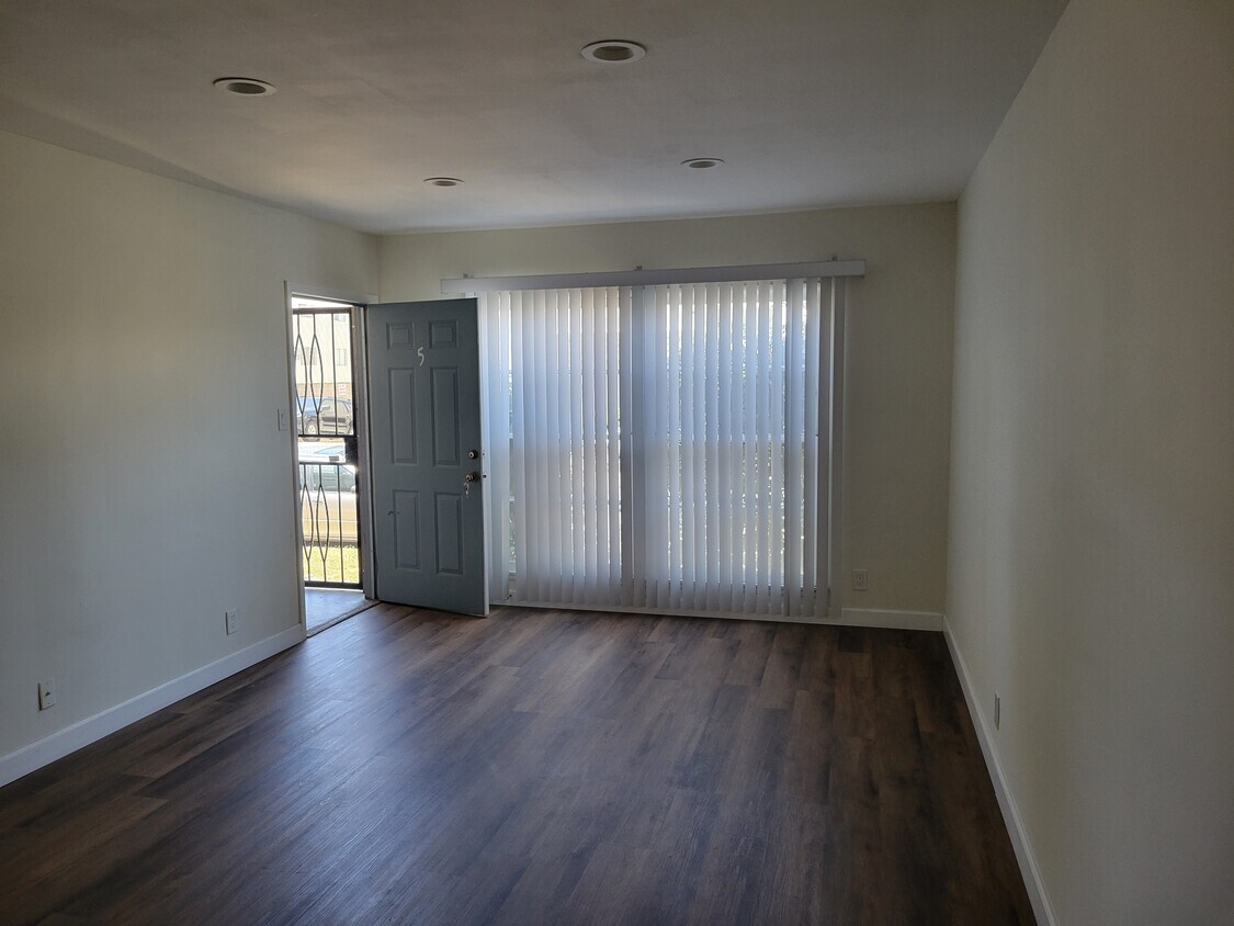 #5 - Living Room - 7357 Woodman Ave