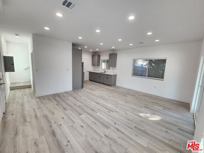 Foto del edificio - 11618 Balboa Blvd