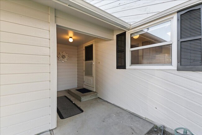 Building Photo - 3 Bedroom 1.5 Bathroom Townhome, Convenien...