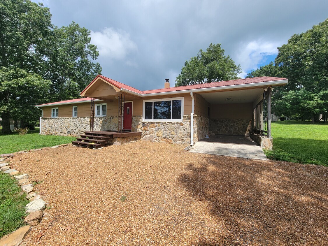 1023 Idlewild Dr, Sparta, TN 38583 House Rental in Sparta, TN