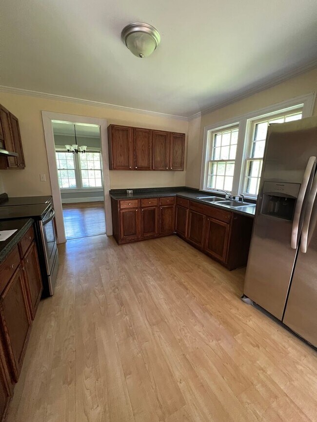 Foto del edificio - 4 Bed/2 Bath Two Story Home