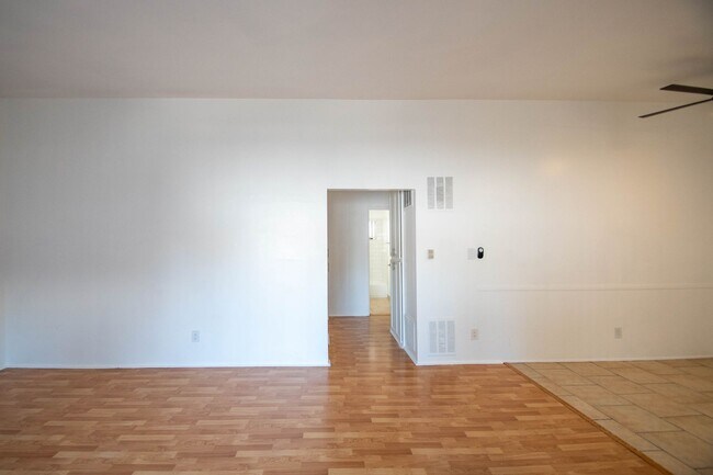 Foto del edificio - 15156 Dickens St
