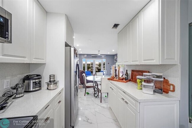 Foto del edificio - 6650 Royal Palm Blvd