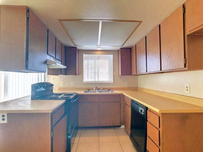 Foto del edificio - 2740 W McLellan Blvd