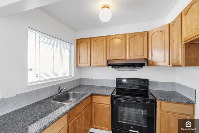 Building Photo - 3555 Maple Ave