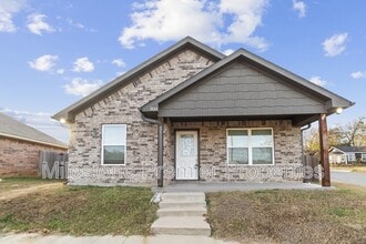 Building Photo - 931 N Barrett Ave