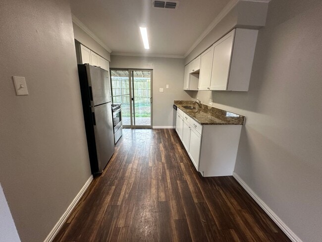 Building Photo - 811 McClenny Dr