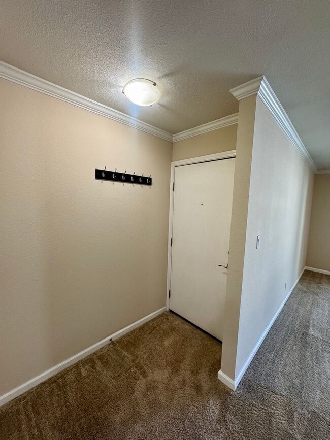 Building Photo - Nice Upper End Unit with Inside Laundry!  ...