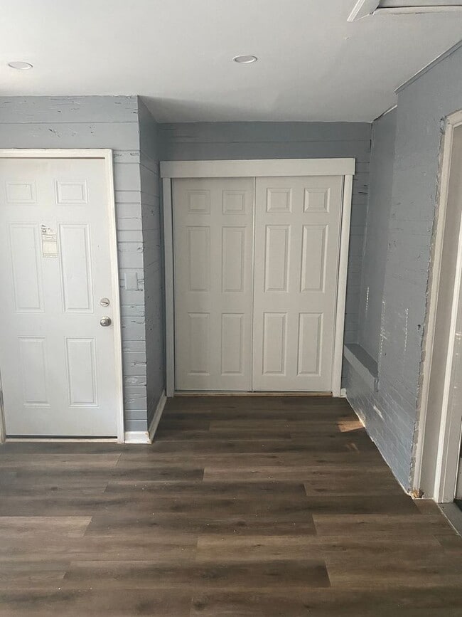 Building Photo - Spacious 3 bedroom south side gem