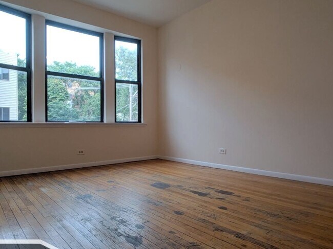 Building Photo - 3147 W Medill Ave