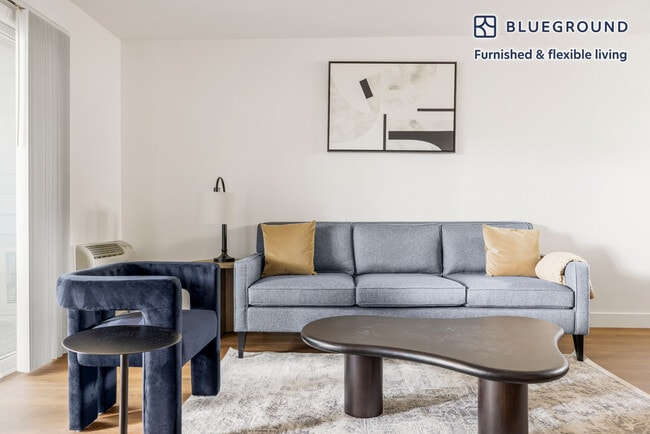 Building Photo - 600 Park View Dr