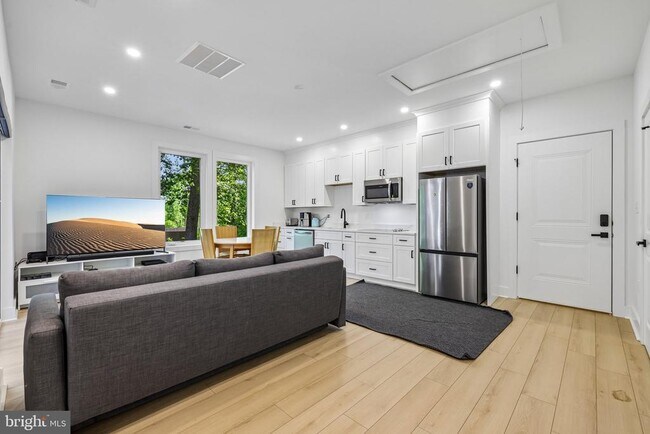 Foto del edificio - 4315 Pinetree Rd