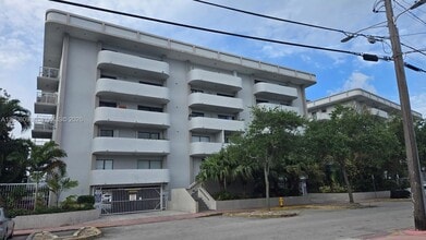 Building Photo - 110 S Shore Dr