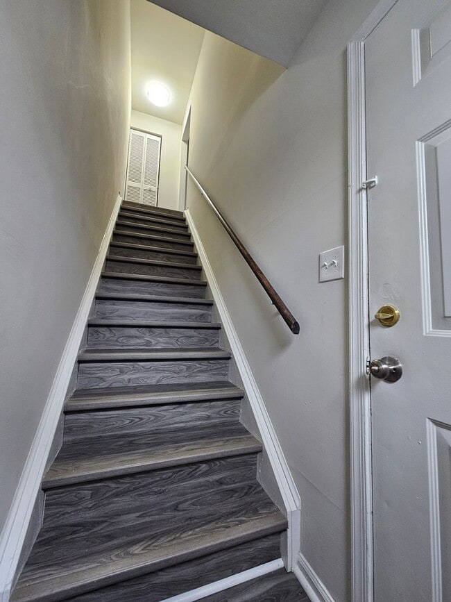 Building Photo - Beautifully Renovated Condo