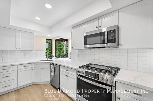 Building Photo - Spacious 3 BR, 2.5 BA Condo in Carlsbad