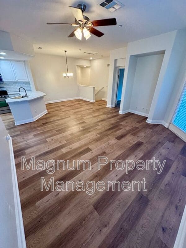 Foto del edificio - 41685 Woodridge Ave