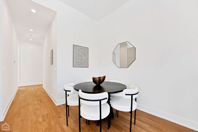 Foto del edificio - 2127 W Madison St