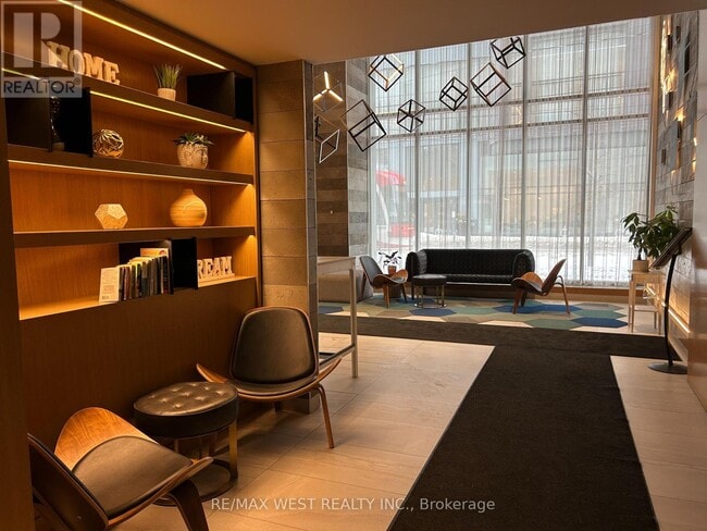 Building Photo - 120 Parliament St