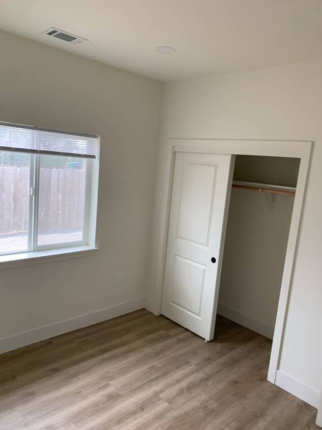 Building Photo - Beautiful Like-New 3 Bedroom 1 Bathroom AD...