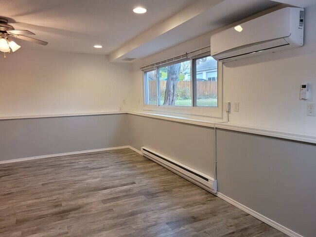 living room - 1402 Winchell St