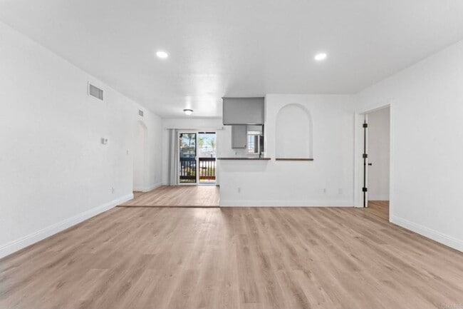 Building Photo - 1000 Estes St