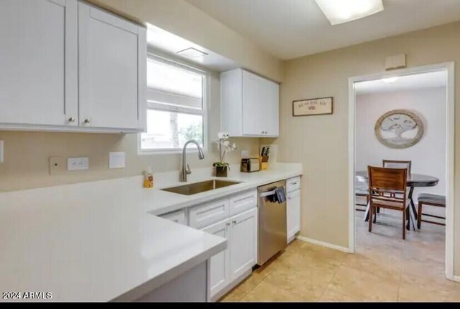 Building Photo - 1245 E Hermosa Dr