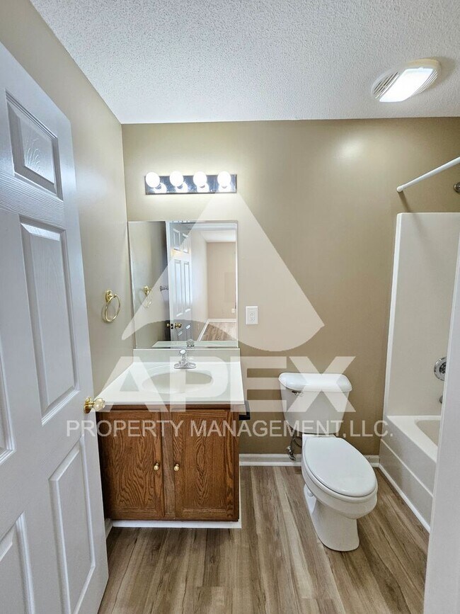 Building Photo - 2 Bd | 2 Ba Condo in North Knox w/1-Car Ga...