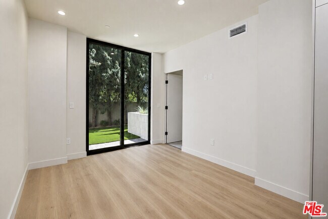 Foto del edificio - 428 Arnaz Dr