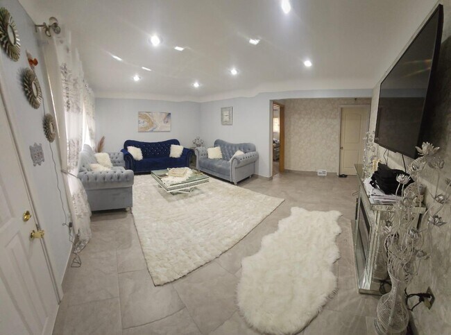 Foto del edificio - 8179 Whitefield St