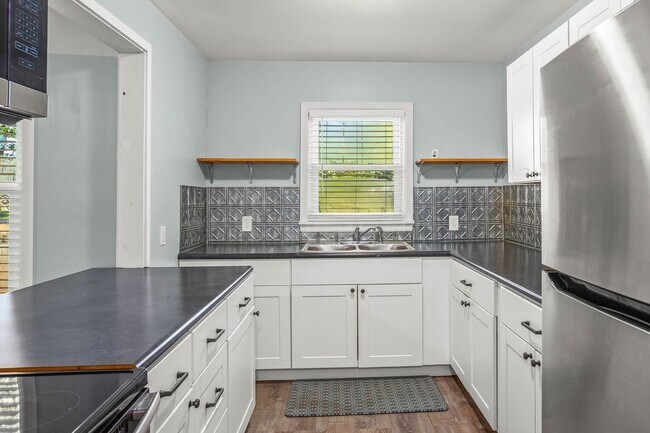 Building Photo - 5038 Pinewood Dr