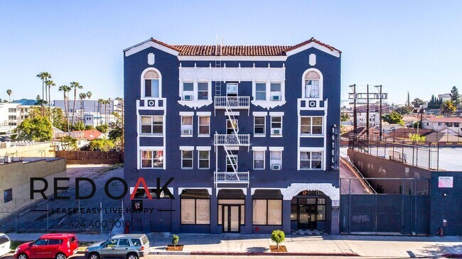 Building Photo - Delightful Bachelor with Lots of Natural S...