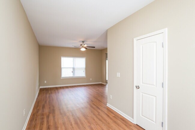 Foto del edificio - 124 Hill Crest Cir