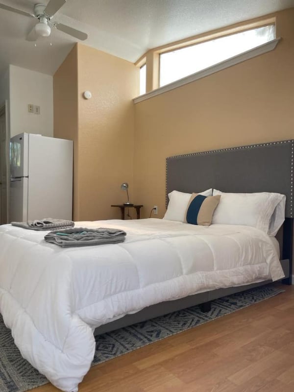 Building Photo - 3345 Lakeshore Blvd