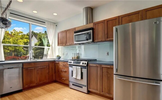 Foto del edificio - Bright & Spacious Townhome for Rent in a Charming, Tree-Lined Neighborhood