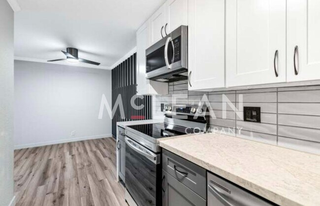 Building Photo - Reduced Price - One Bedroom Palm Springs V...
