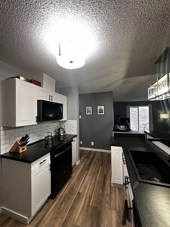 Building Photo - Warm 2 Bed/2Bath Townhome Located in Inglewood