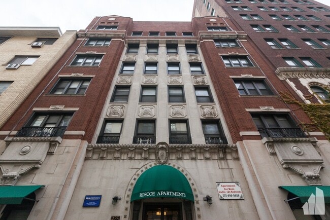 Building Photo - 425 W Roscoe St