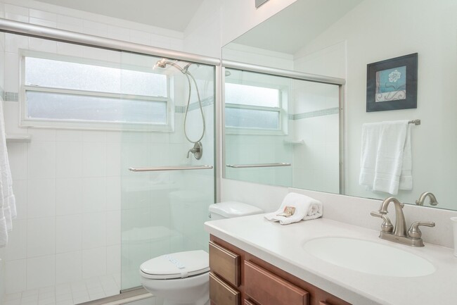 Foto del edificio - Beautiful Fully Furnished 4 Bedroom 3 Bath...